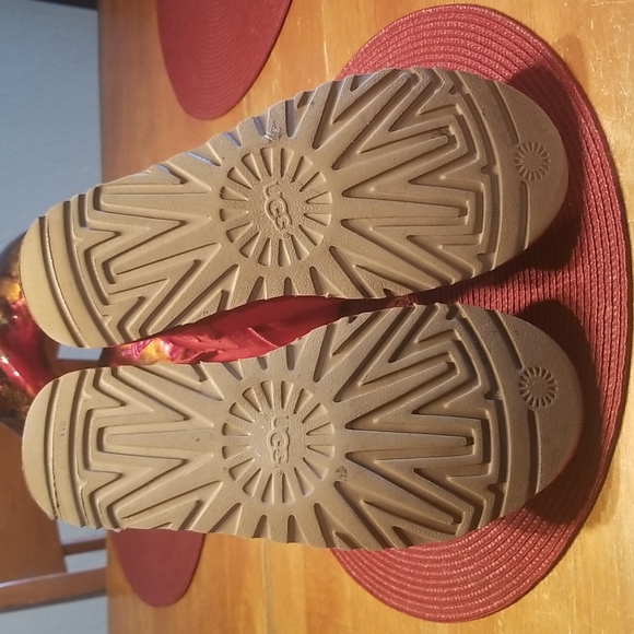 UGG red Bailey boots. Size 8 - Picture 5 of 7